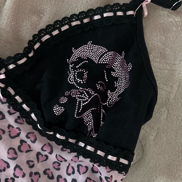 Black & Pink Leopard Lace-Trim crop - Picture 2 of 5
